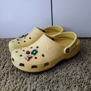 Crocs Bright Yellow w/ Jibbitz Small W 6-7